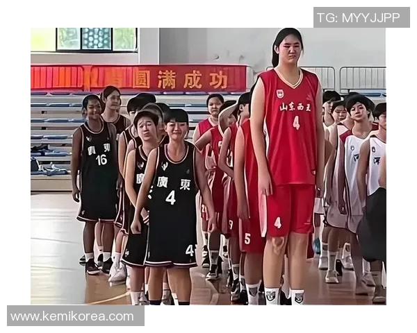 姚明机场静心阅读展现运动员独特魅力与文化素养